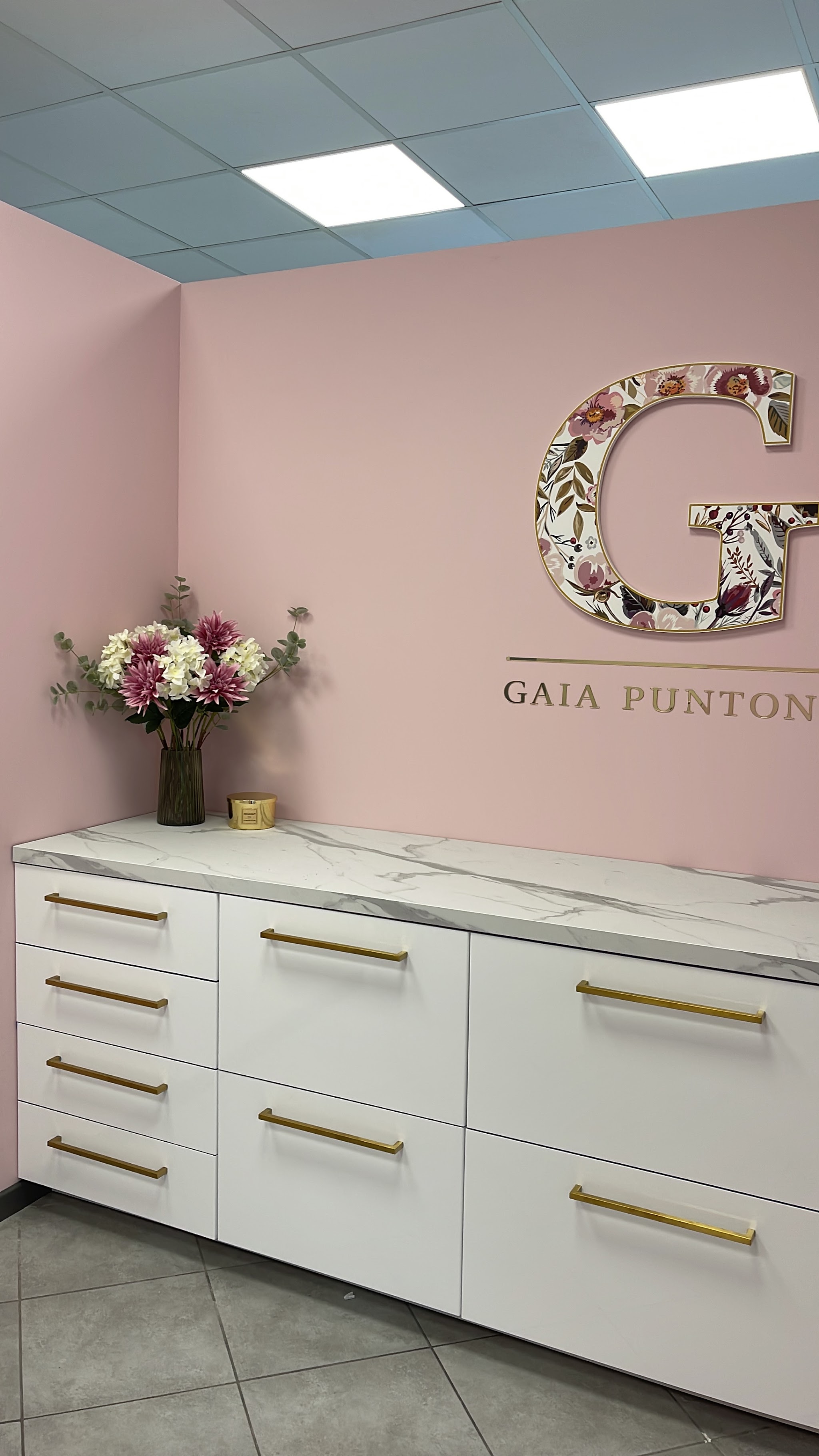 Parete rosa dello studio con il monogramma Gaia Puntoni