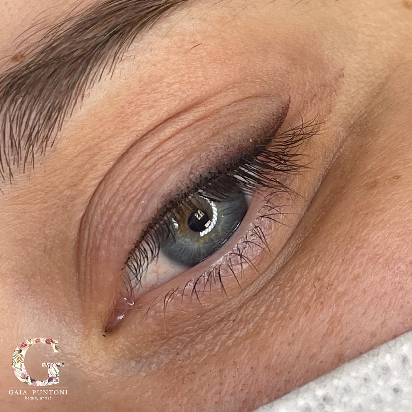 Dettaglio di un lavoro di permanent make-up agli occhi