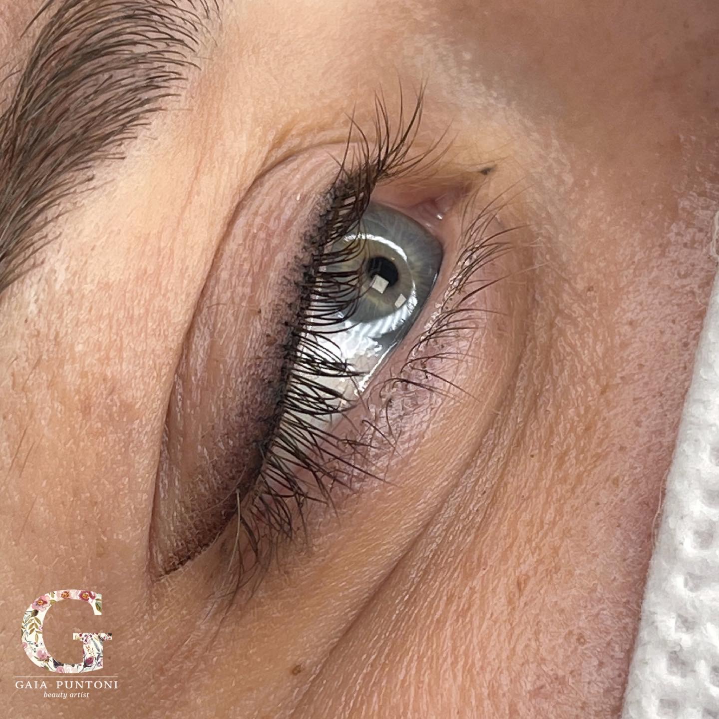 Dettaglio laterale di un risultato di permanent make-up